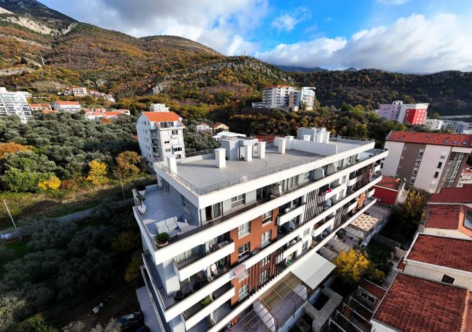 Luksuzan penhouse sa velikom krovnom terasom, garažnim mestom i ostavom, Bečići, Budva