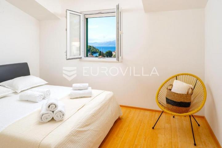 Brač, Splitska, kuća ukupne površine 170 m²