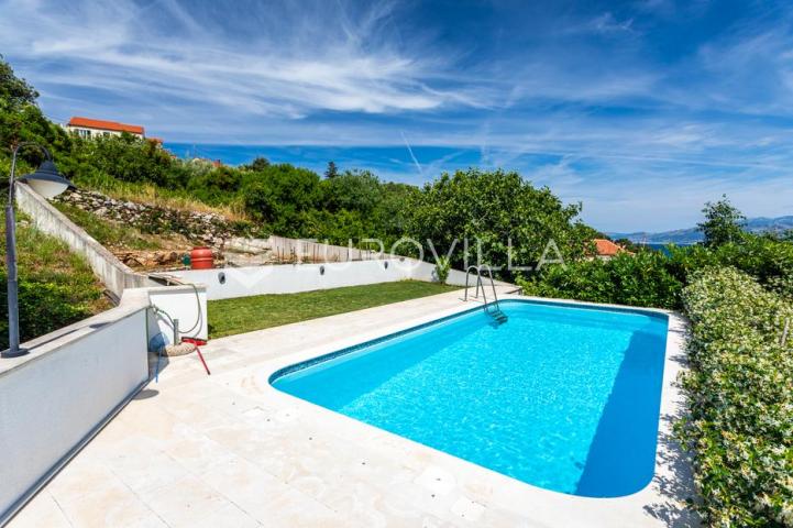 Brač, Splitska, kuća ukupne površine 170 m²
