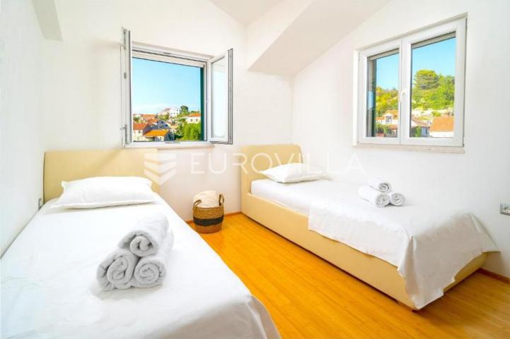 Brač, Splitska, kuća ukupne površine 170 m²