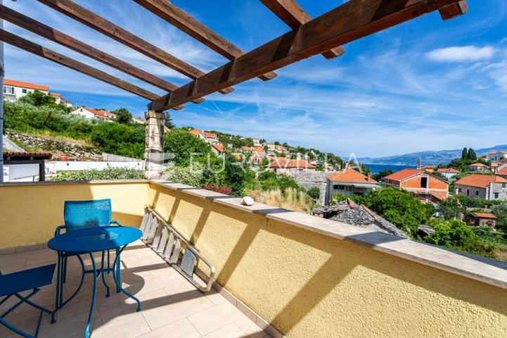Brač, Splitska, kuća ukupne površine 170 m²