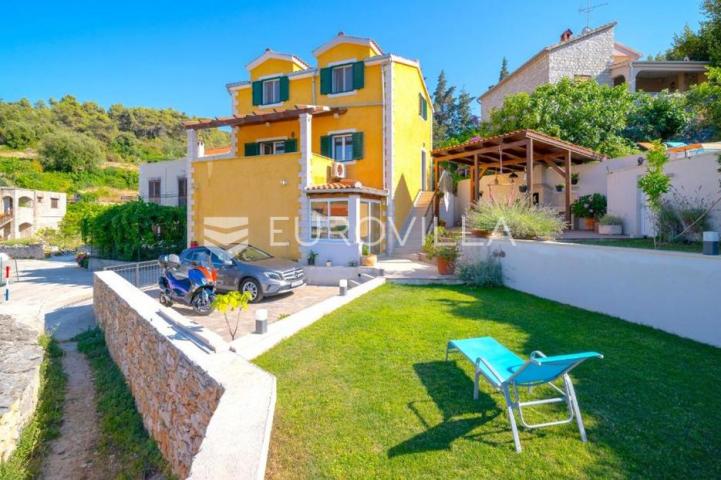 Brač, Splitska, kuća ukupne površine 170 m²