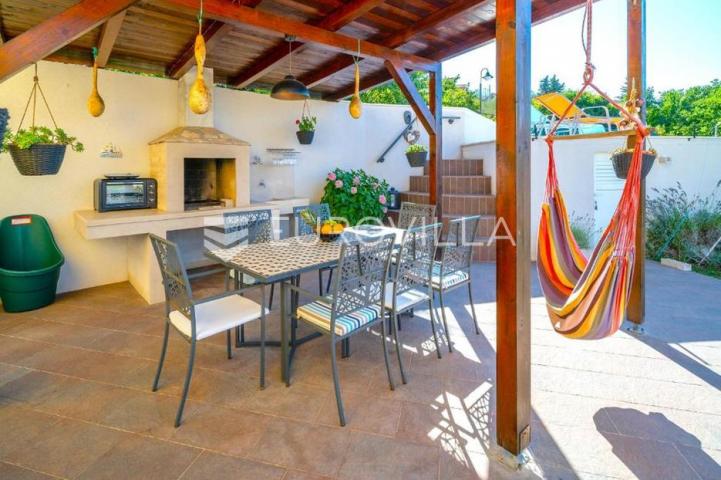 Brač, Splitska, kuća ukupne površine 170 m²