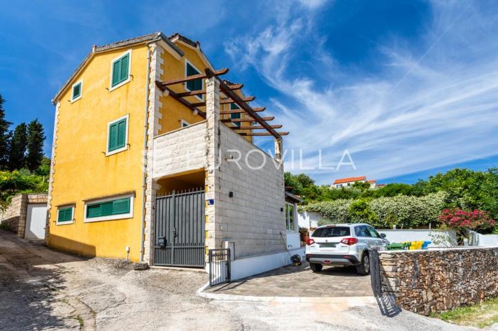 Brač, Splitska, kuća ukupne površine 170 m²