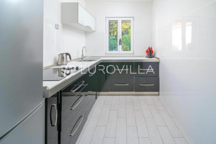 Brač, Splitska, kuća ukupne površine 170 m²