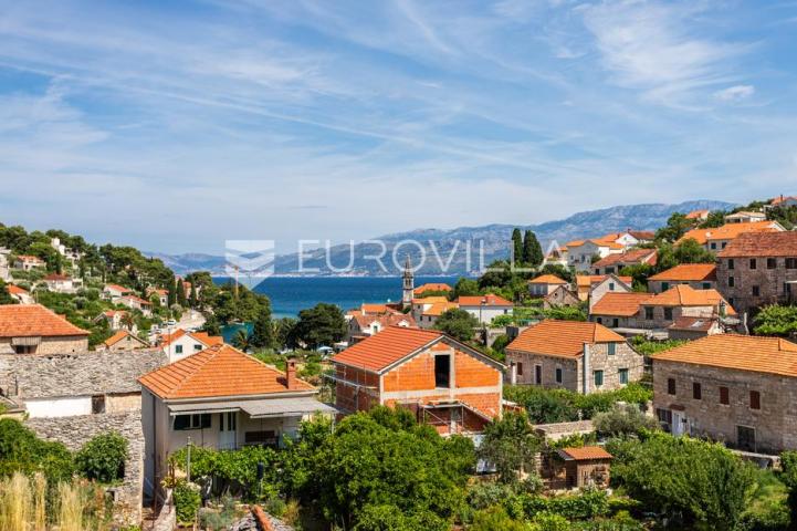 Brač, Splitska, kuća ukupne površine 170 m²