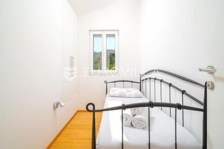 Brač, Splitska, kuća ukupne površine 170 m²