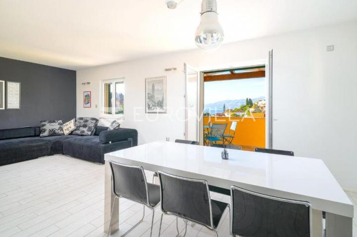 Brač, Splitska, kuća ukupne površine 170 m²
