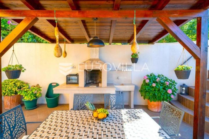 Brač, Splitska, kuća ukupne površine 170 m²