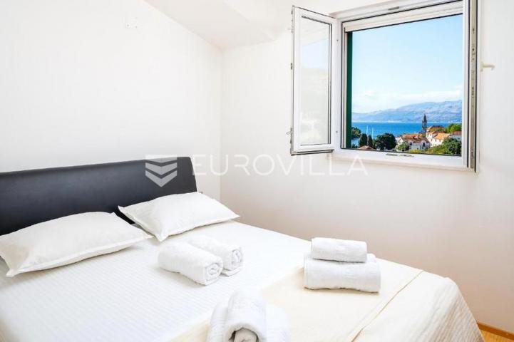 Brač, Splitska, kuća ukupne površine 170 m²
