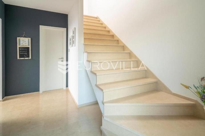 Brač, Splitska, kuća ukupne površine 170 m²