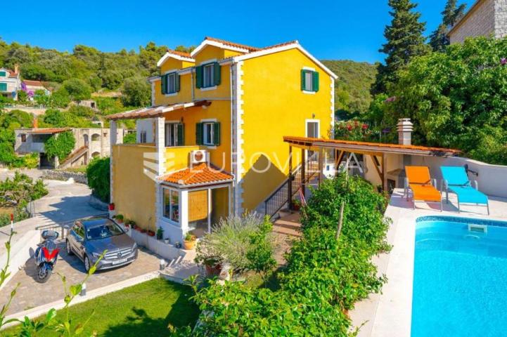 Brač, Splitska, kuća ukupne površine 170 m²