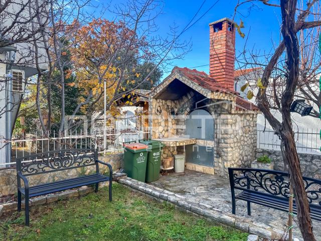 Stan s vrtom i garažom prenamijenjenom u stambeni prostor