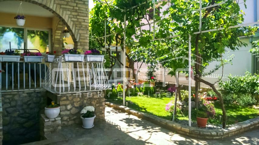 Stan s vrtom i garažom prenamijenjenom u stambeni prostor