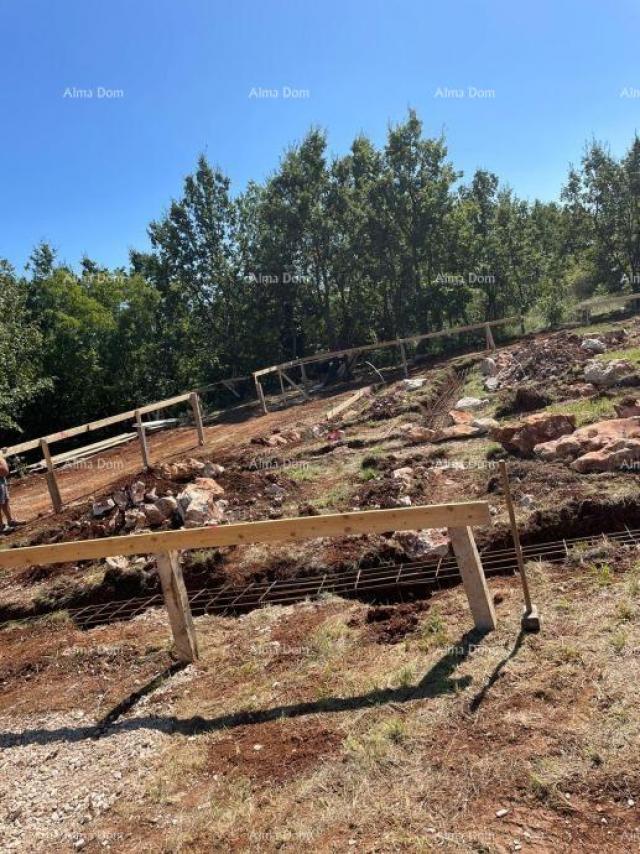 Građevinsko zemljište Prodaje se građevinsko zemljište sa započetom gradnjom – Vižinada