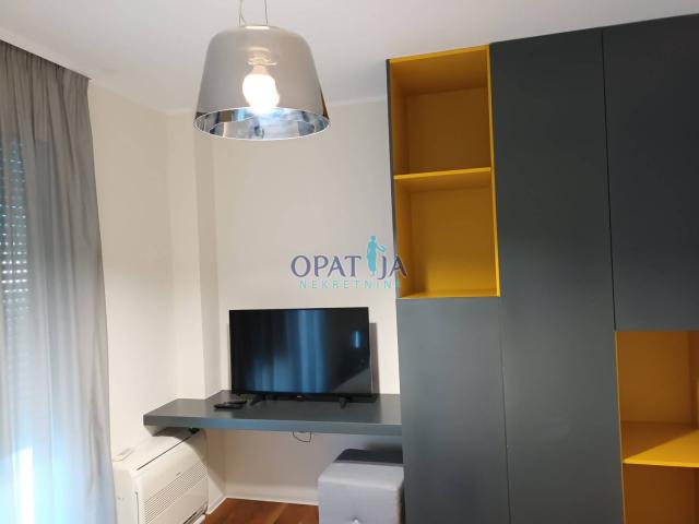 OPATIJA CENTAR – Dugoročni najam luksuznog stana s bazenom i prekrasnim pogledom na more