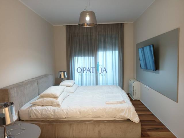 OPATIJA CENTAR – Dugoročni najam luksuznog stana s bazenom i prekrasnim pogledom na more