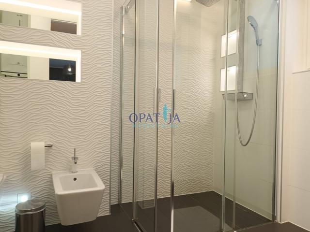 OPATIJA CENTAR – Dugoročni najam luksuznog stana s bazenom i prekrasnim pogledom na more
