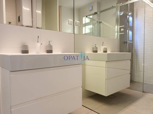 OPATIJA CENTAR – Dugoročni najam luksuznog stana s bazenom i prekrasnim pogledom na more
