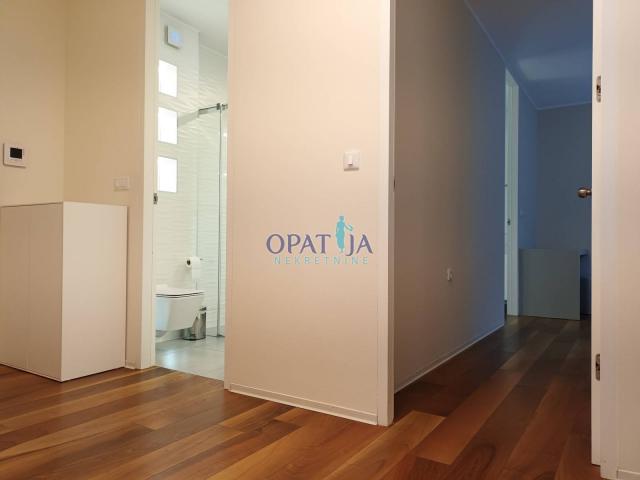 OPATIJA CENTAR – Dugoročni najam luksuznog stana s bazenom i prekrasnim pogledom na more