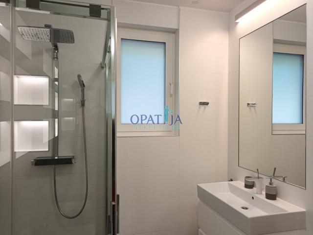 OPATIJA CENTAR – Dugoročni najam luksuznog stana s bazenom i prekrasnim pogledom na more