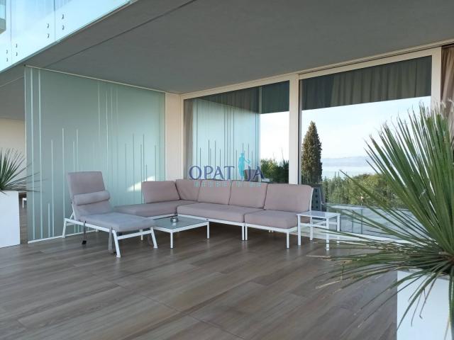 OPATIJA CENTAR – Dugoročni najam luksuznog stana s bazenom i prekrasnim pogledom na more
