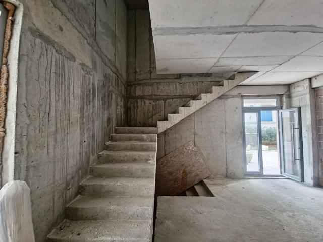 Izdavanje poslovnog prostora 353 m² – Budva, centar,100 m od mora