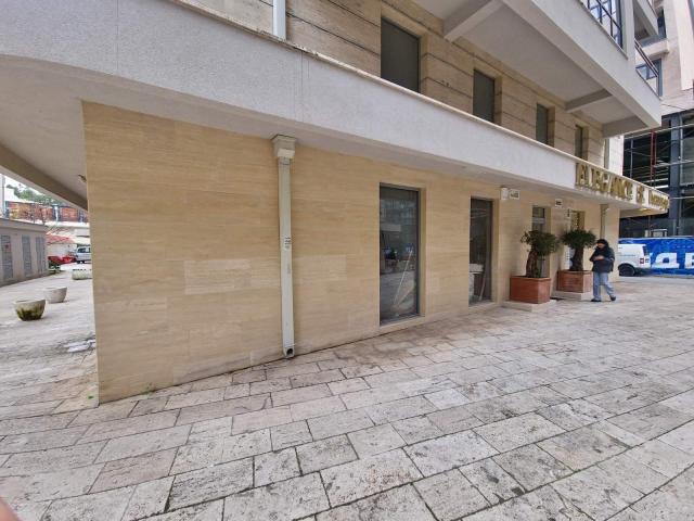 Izdavanje poslovnog prostora 353 m² – Budva, centar,100 m od mora
