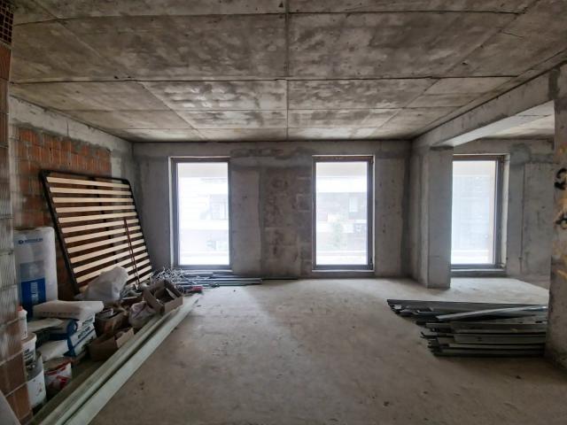 Izdavanje poslovnog prostora 353 m² – Budva, centar,100 m od mora