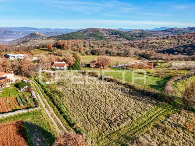 Istra- Rakotule, okolica Motovuna – Građevinsko zemljište s dozvolom i pogledom