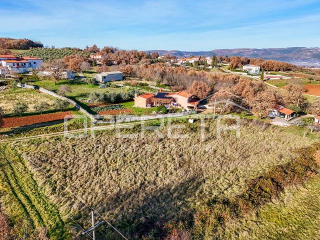 Istra- Rakotule, okolica Motovuna – Građevinsko zemljište s dozvolom i pogledom