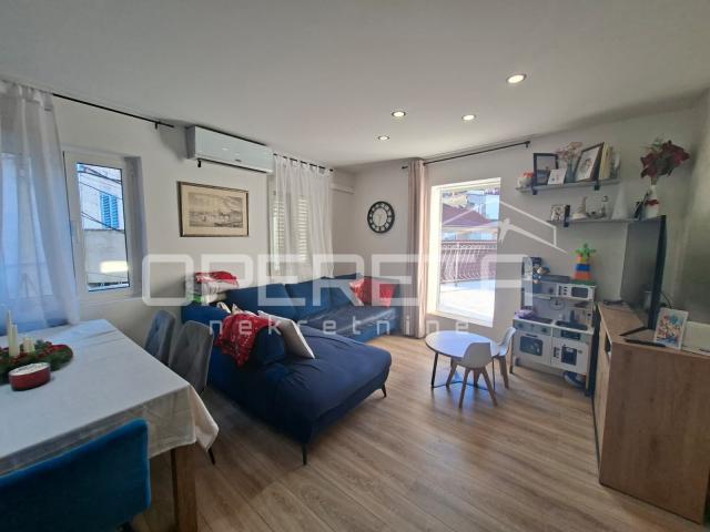 Luksuzan  stan u centru grada, 2 sobe , balkon 

