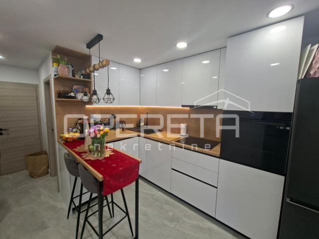 Luksuzan  stan u centru grada, 2 sobe , balkon 
