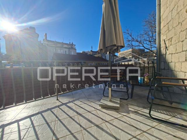 Luksuzan  stan u centru grada, 2 sobe , balkon 
