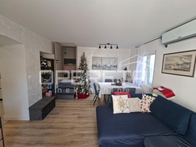 Luksuzan  stan u centru grada, 2 sobe , balkon 
