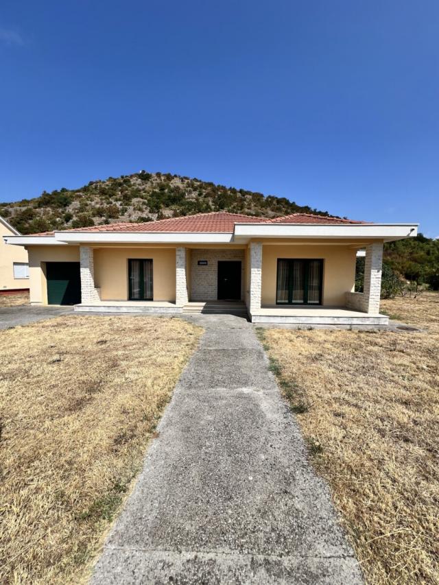 Kuća 200 m² na Prodaju – Rogami, Podgorica