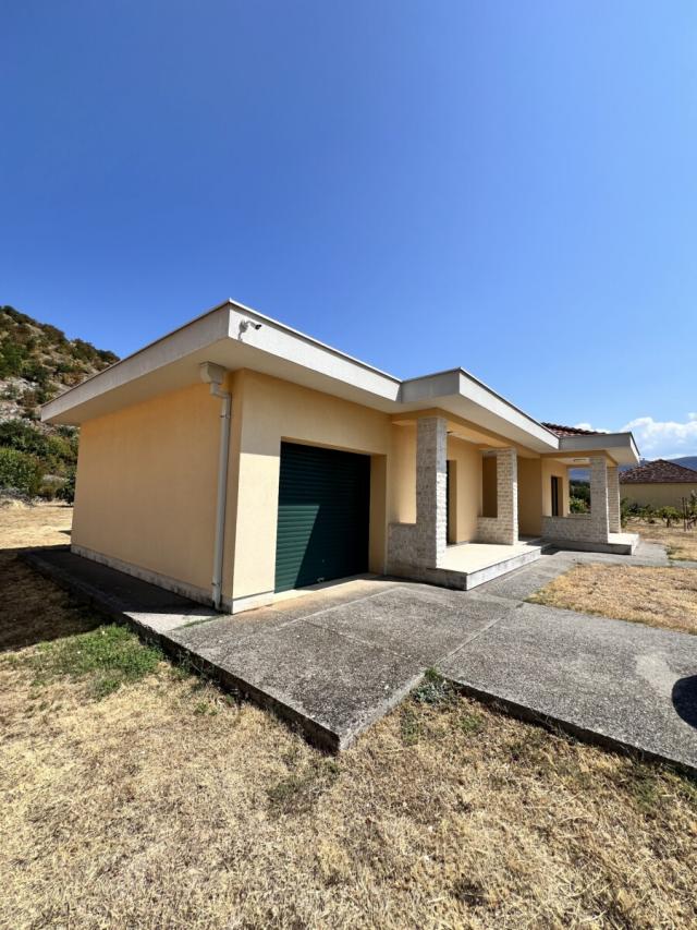 Kuća 200 m² na Prodaju – Rogami, Podgorica