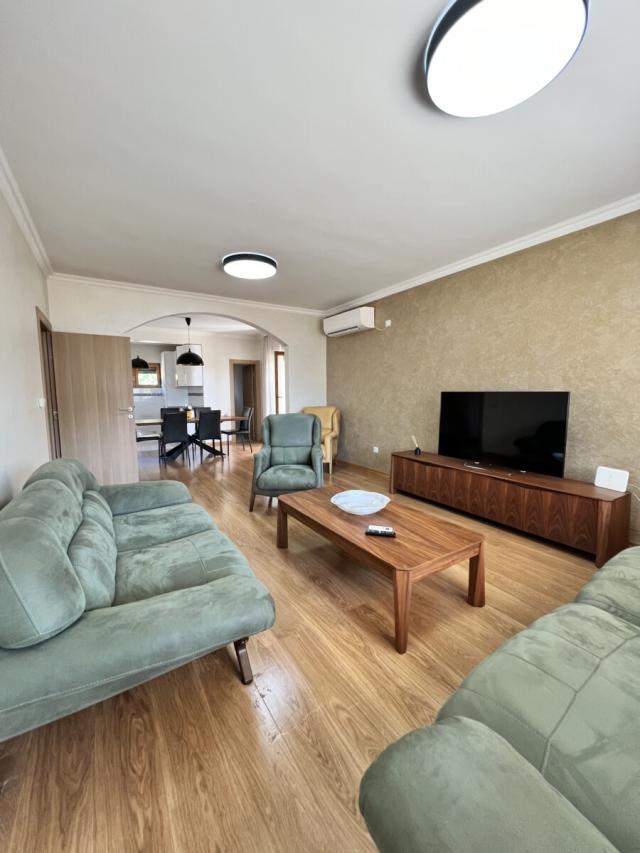 Kuća 200 m² na Prodaju – Rogami, Podgorica