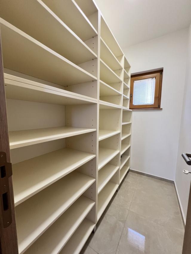 Kuća 200 m² na Prodaju – Rogami, Podgorica