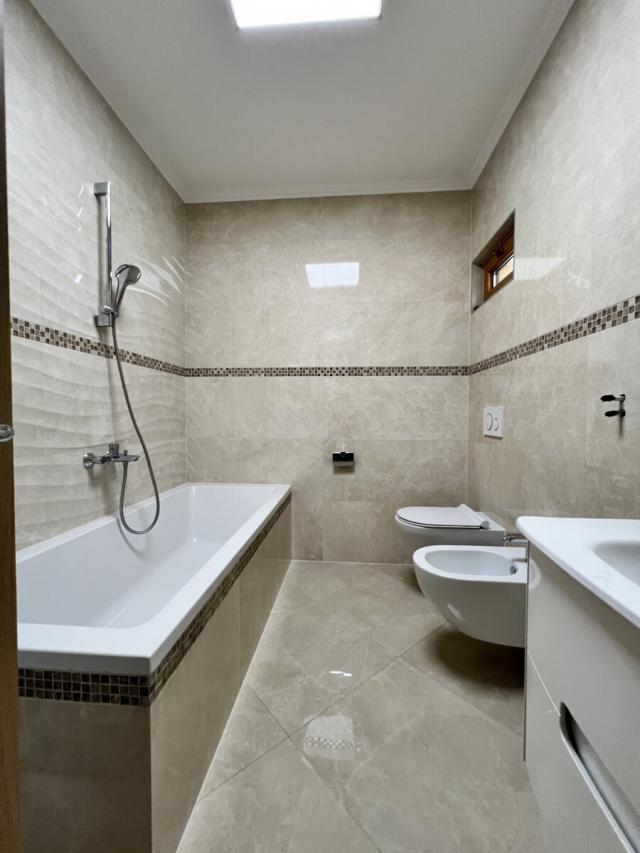 Kuća 200 m² na Prodaju – Rogami, Podgorica