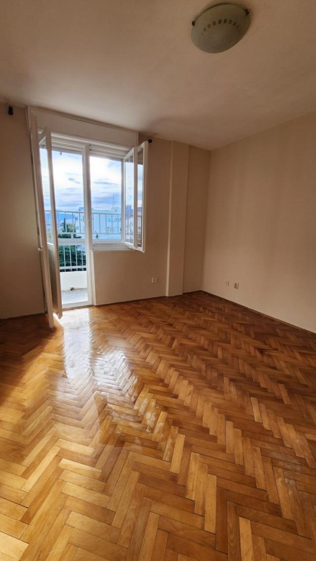 Dvosoban nenamješten stan od 56m2 - Moskovska ulica