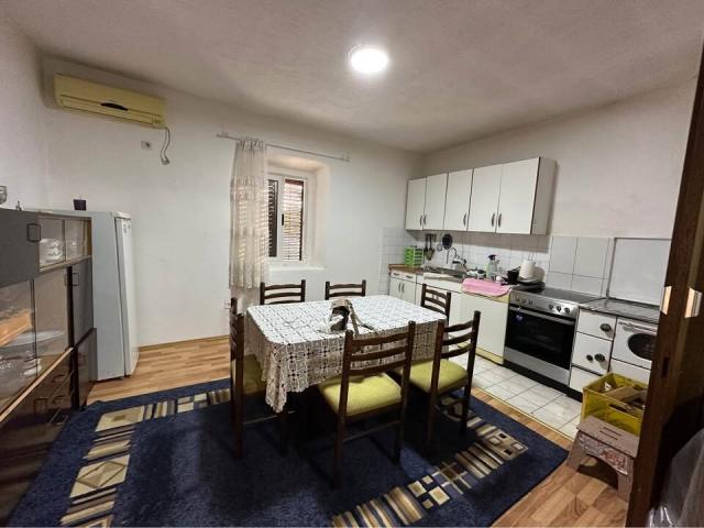 Prodaje se kuća od 75 m² sa velikim imanjem od 2.834 m² - Pričelje