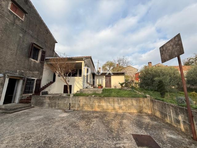 ISTRA, POREČ - Autentična istarska kuća s dvije stambene jedinice