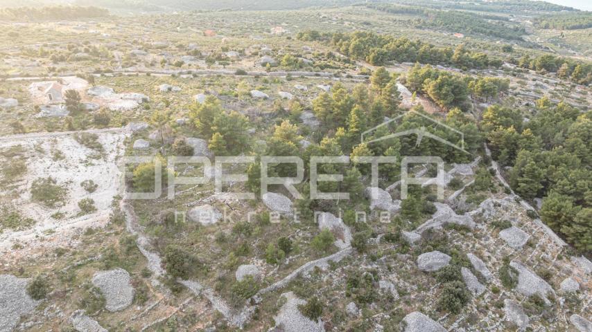 Poljoprivredno zemljište od 8172 m2, Otok Brač