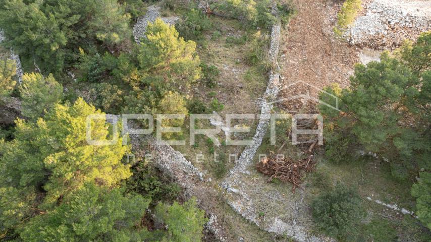 Poljoprivredno zemljište od 8172 m2, Otok Brač