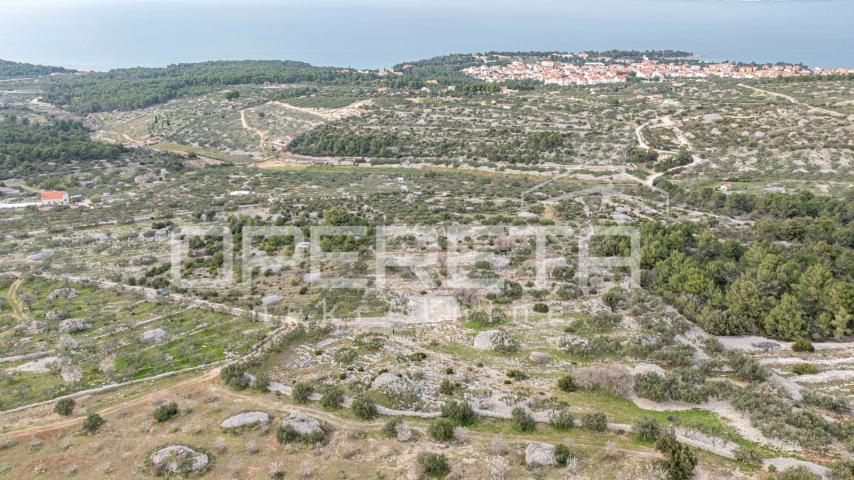 Poljoprivredno zemljište 14.049 m2 na Braču – rijetka mogućnost razvoja