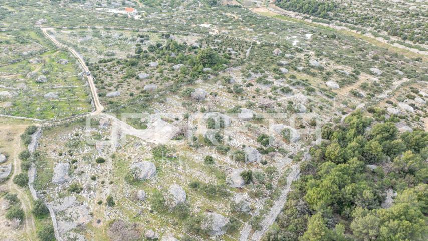 Poljoprivredno zemljište 14.049 m2 na Braču – rijetka mogućnost razvoja