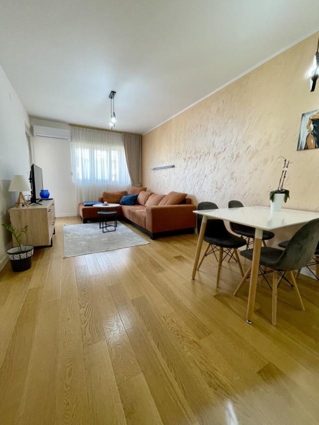 Jednosoban stan, 50m2, Central Point, IZDAVANJE