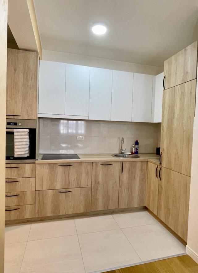Jednosoban stan, 50m2, Central Point, IZDAVANJE