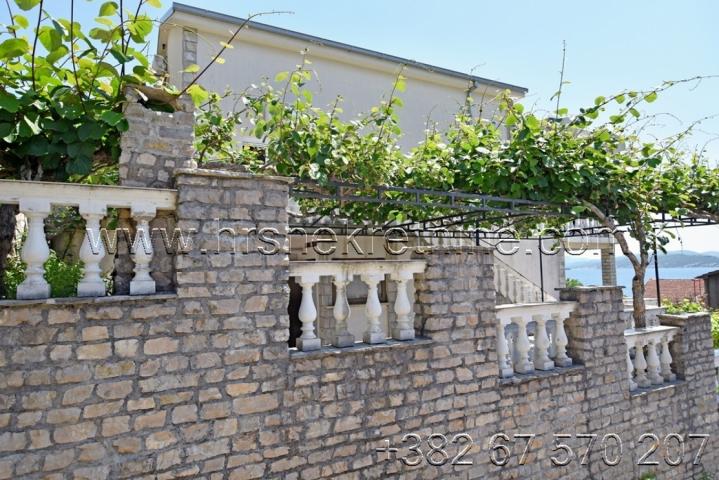 Prostrana kuća u blizini mora Herceg Novi